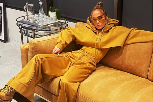 J.Lo Memukau Pakai Tracksuit Emas dari Ivy Park Beyoncé 