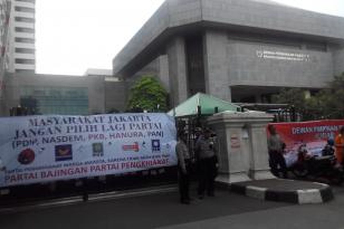 Aksi demonstrasi di depan gedung DPRD, Rabu (13/5/2015). 