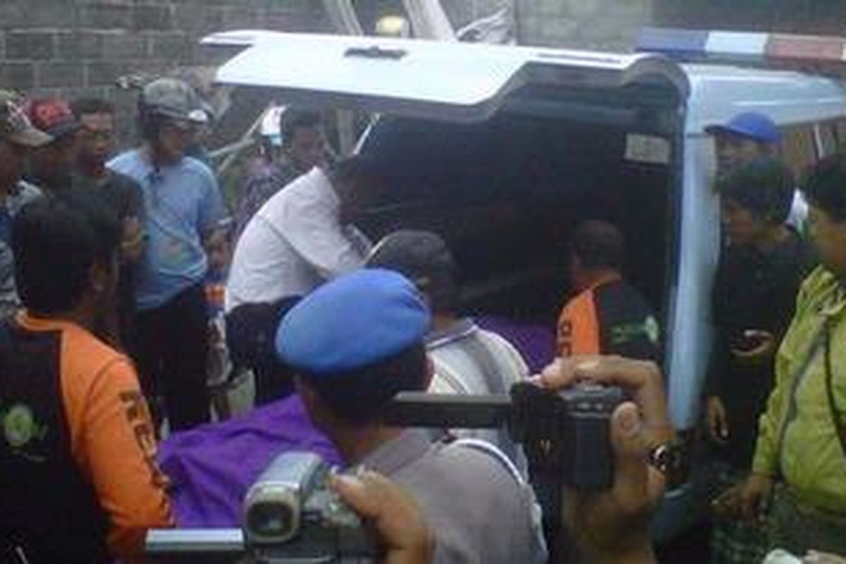 Jenazah Nuryanti saat di evakuasi ke RS Sarjito Yogyakarta, Senin (12/11/2012).