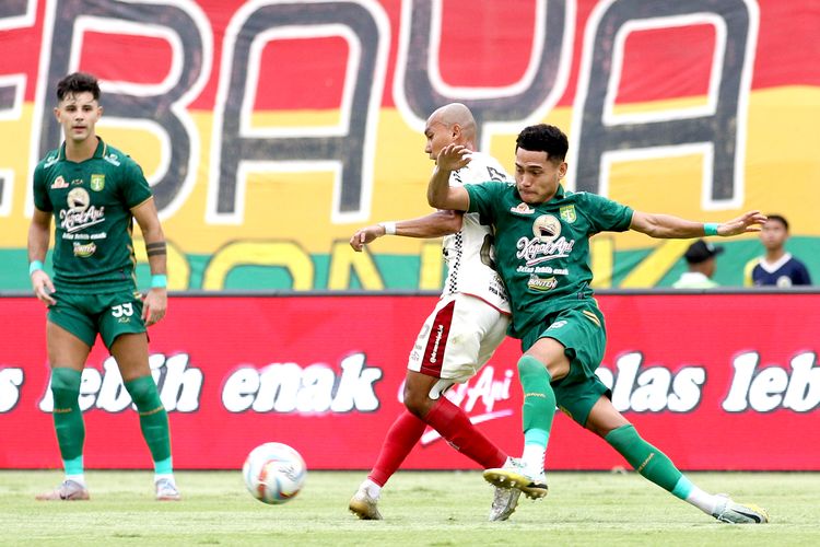 Pemain Persebaya Surabaya Mikael Tata berduel dengan pemain Bali United saat laga pekan ke-33 Liga 1 2023-2024 berakhir dengan skor 0-2 yang berlangsung di Stadion Gelora Bung Tomo Surabaya, Rabu (24/4/2024) sore.