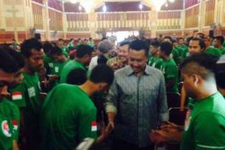 Menpora Imam Nahrawi saat pengukuhan sebanyak 459 Pemuda Anti Narkoba Jawa Barat di Gedung Pusdai, Jalan Diponegoro, Bandung, Jumat (3/6).