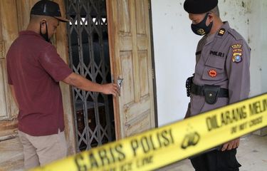 Penyidik Polsek Baruga melakukan olah tempat kejadian pencurian benda etnografis disalah satu gudang di museum Kendari, Sulawesi Tenggara, Rabu (27/01)
