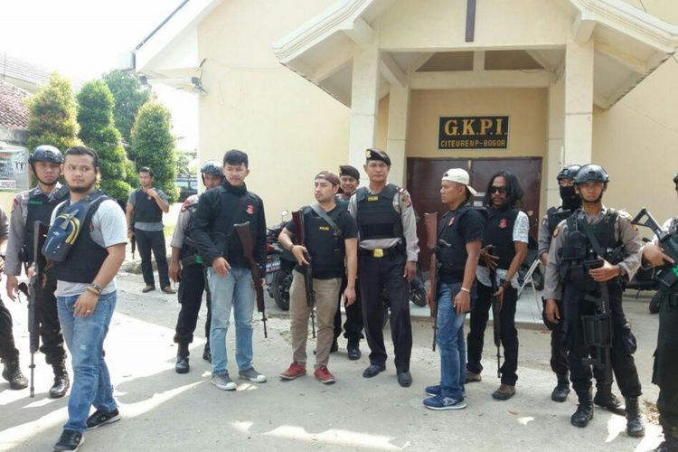 Sejumlah anggota kepolisian sedang berjaga-jaga di salah satu tempat ibadah gereja di Bogor, Jawa Barat, Minggu (13/5/2018). 