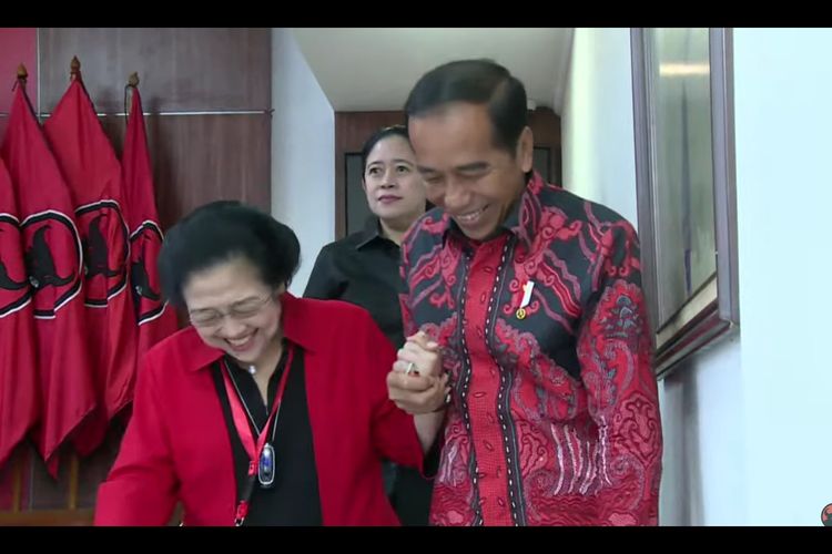 Ketua Umum PDI-P Megawati Soekarnoputri terlihat mesra bergandengan tangan dengan Presiden Joko Widodo (Jokowi) dalam pembukaan Rapat Kerja Nasional ketiga PDI-P, Selasa (6/6/2023).