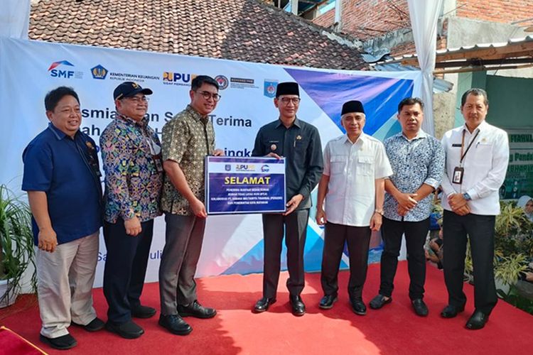 PT Sarana Multigriya Finansial (Persero) atau SMF memberikan bantuan dana hibah sebesar Rp 1,5 miliar untuk membenahi 22 rumah MBR di kawasan permukiman kumuh Kelurahan Kebun Sari, Kecamatan Ampenan, Kota Mataram, Nusa Tenggara Barat (NTB).