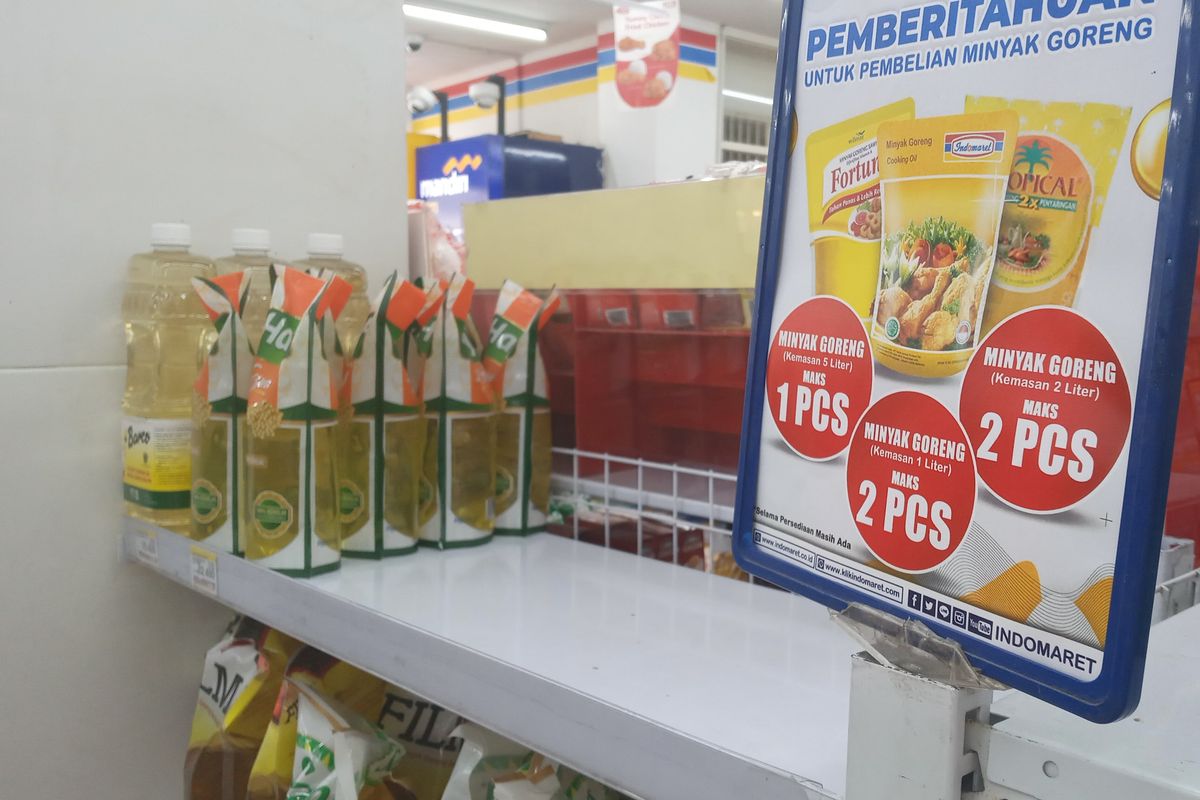 Rak minyak goreng di salah satu gerai ritel modern Indomaret. 