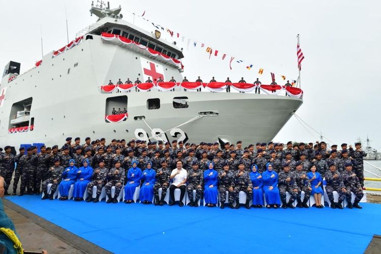 Kapal Bantu Rumah Sakit, KRI Dokter Radjiman Wedyodiningrat-992, resmi memperkuat TNI Angkatan Laut (AL). Acara serah terima kapal perang yang akan memperkuat Komando Armada I itu dipimpin langsung oleh Kepala Staf AL (KSAL) Laksamana Muhammad Ali di PT PAL Indonesia, Surabaya, Kamis (19/1/2023).