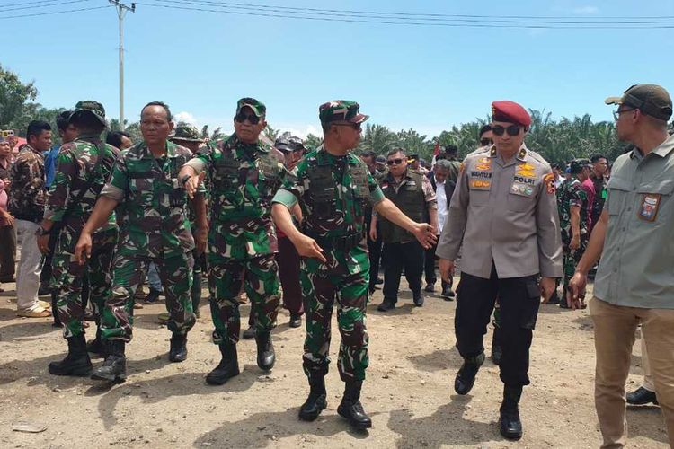 Lahan seluas 47.000 hektare yang dikuasai PT Torganda diambil alih oleh negara, setelah dieksekusi secara fisik oleh Tim Satgas PKH di Desa Aek Raru, Kecamatan Simangambat, Kabupaten Padanglawas Utara, Sumatra Utara, Jumat (25/4/2025).