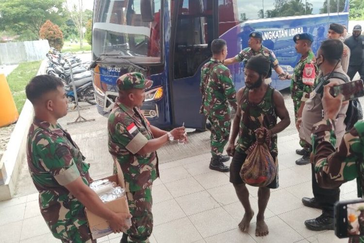 Para pekerja bangunan yang sempa diancam KKB Egianus Kogoya, di Distrik Paro, Kabupaten Nduga, Papua Pegunungan, tiba di RSUD Mimika untuk menjalani pemeriksaan kesehatan, Mimika, Papua Tengah, Rabu (8/2/2023)