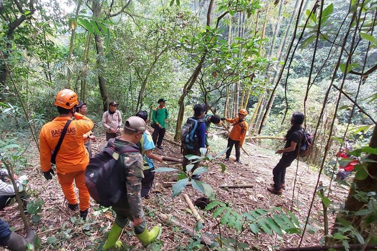Tim Basarnas Surabaya diterjunkan untuk mencari Raffi Dimas Baddar (20), mahasiswa asal Pasuruan yang hilang saat camping di kawasan Bukit Krapyak, Desa Padusan, Kecamatan Pacet, Kabupaten Mojokerto, Jawa Timur.