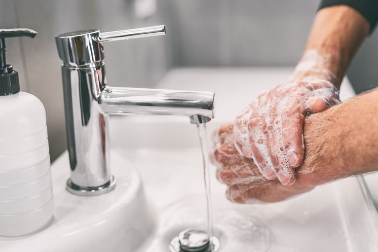 Ilustrasi cuci tangan, salah satu penerapan 3M, sangat penting dalam mencegah potensi penularan virus corona SARS-CoV-2 penyebab Covid-19. Studi peneliti Jepang menemukan virus SARS-CoV-2 dapat bertahan di kulit manusia selama 9 jam.