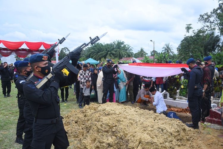 Prosesi pemakaman Bharatu Anumerta Muhammad Kurniadi Sutio, penuh haru di Taman Makam Pahlawan, di Desa Pahlawan, Kecamatan Karang Baru, Kabupaten Aceh Tamiang, Senin (27/9/2021).