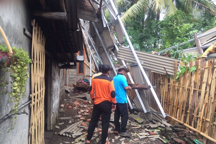 Rumah salah satu warga Desa Wringinrejo, Kecamatan Gambiran, Kabupaten Banyuwangi, Jawa Timur, pasca terdampak angin kencang dan hujan lebat, Kamis (23/12/2021). Foto: Dok TRC BPBD Banyuwangi