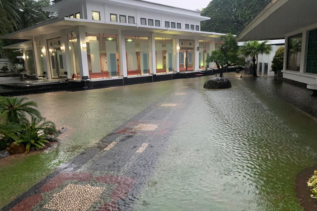 Istana Kepresidenan Jakarta turut tergenang banjir. Kondisi sejumlah titik di Istana tergenang dibagikan oleh Sekretaris Kabinet Pramono Anung lewat sejumlah foto dan video di grup WhatsApp wartawan. 