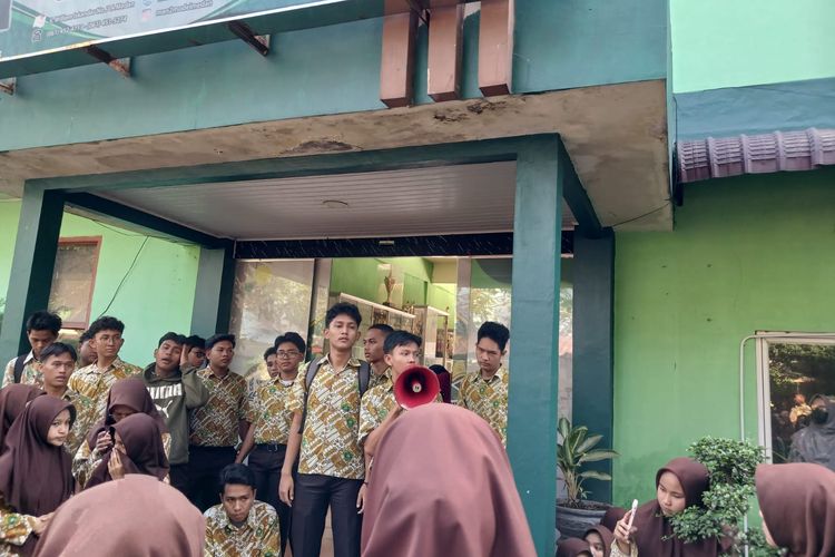 Siswa MAN 2 Medan saat berunjuk rasa di sekolahnya, Jumat (7/2/2025). Mereka menyampaikan kekecewaannya karena tidak bisa mengikuti Seleksi Nasional Berdasarkan Prestasi (SNBP) 