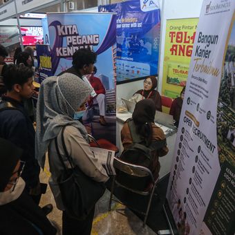 Pencari kerja mencari informasi lowongan pekerjaan di salah satu stan perusahaan pada bursa kerja di Balai Besar Pelatihan Vokasi dan Produktivitas (BBPVP), Semarang, Jawa Tengah, Kamis (7/5/2026). Badan Pusat Statistik Jawa Tengah mencatat tingkat pengangguran terbuka di provinsi itu pada Februari 2026 mencapai 4,24 persen atau mengalami penurunan sekitar 0,09 persen dibandingkan periode yang sama tahun lalu, sementara jumlah angkatan kerja per Februari 2026 tercatat  22,33 juta orang atau naik 0,45 juta orang dibandingkan dengan Februari 2025. 