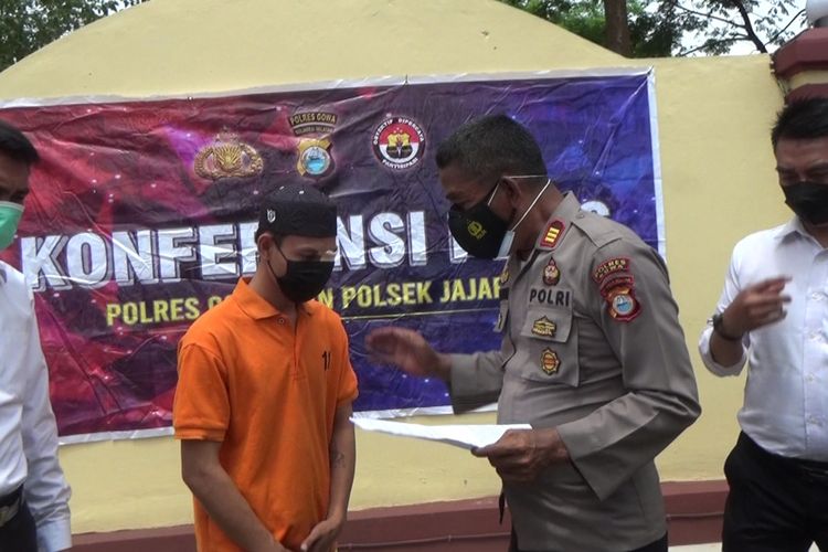 UC (19) tengah digelandang oleh aparat Polsek Bontomarannu, Kabupaten Gowa, Sulawesi Selatan usai menganiaya rekannya dengan busur panah lantaran sakit hati kekasihnya direbut. Senin, (29/11/2021).