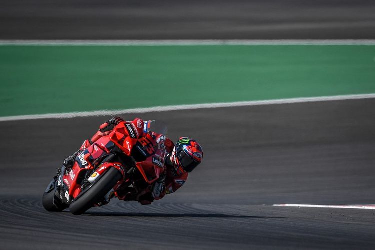 Francesco Bagnaia saat sesi latihan bebas pada MotoGP Portugal 2021. (Photo by PATRICIA DE MELO MOREIRA / AFP)