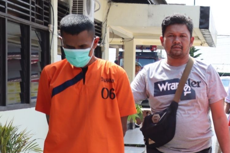 Pelaku pembunuhan saat diamankan di Polres Inhu, Riau, Jumat (28/7/2023).