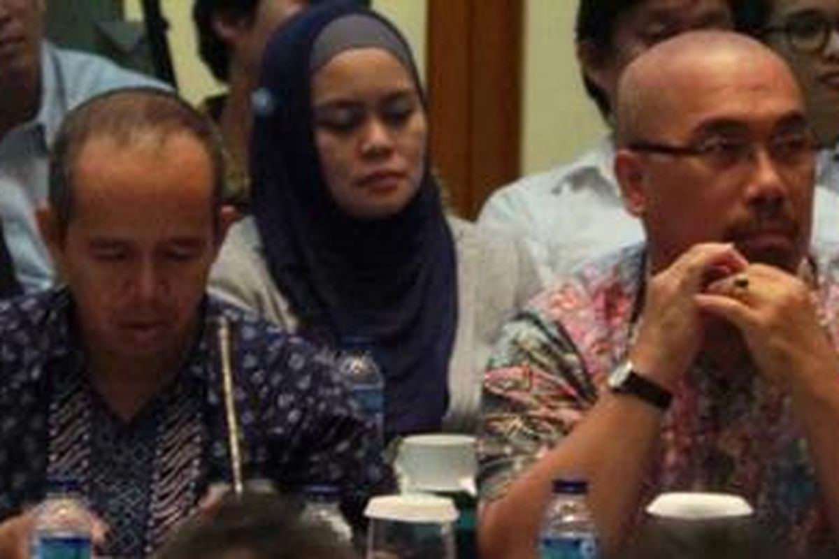 Pengamat Transportasi Darmaningtyas (kiri) bersama Ketua Dewan Transportasi Kota Jakarta (DTKJ) Azas Tigor Nainggolan dalam public hearing monorel, di Balaikota Jakarta, Selasa (12/2/2013).