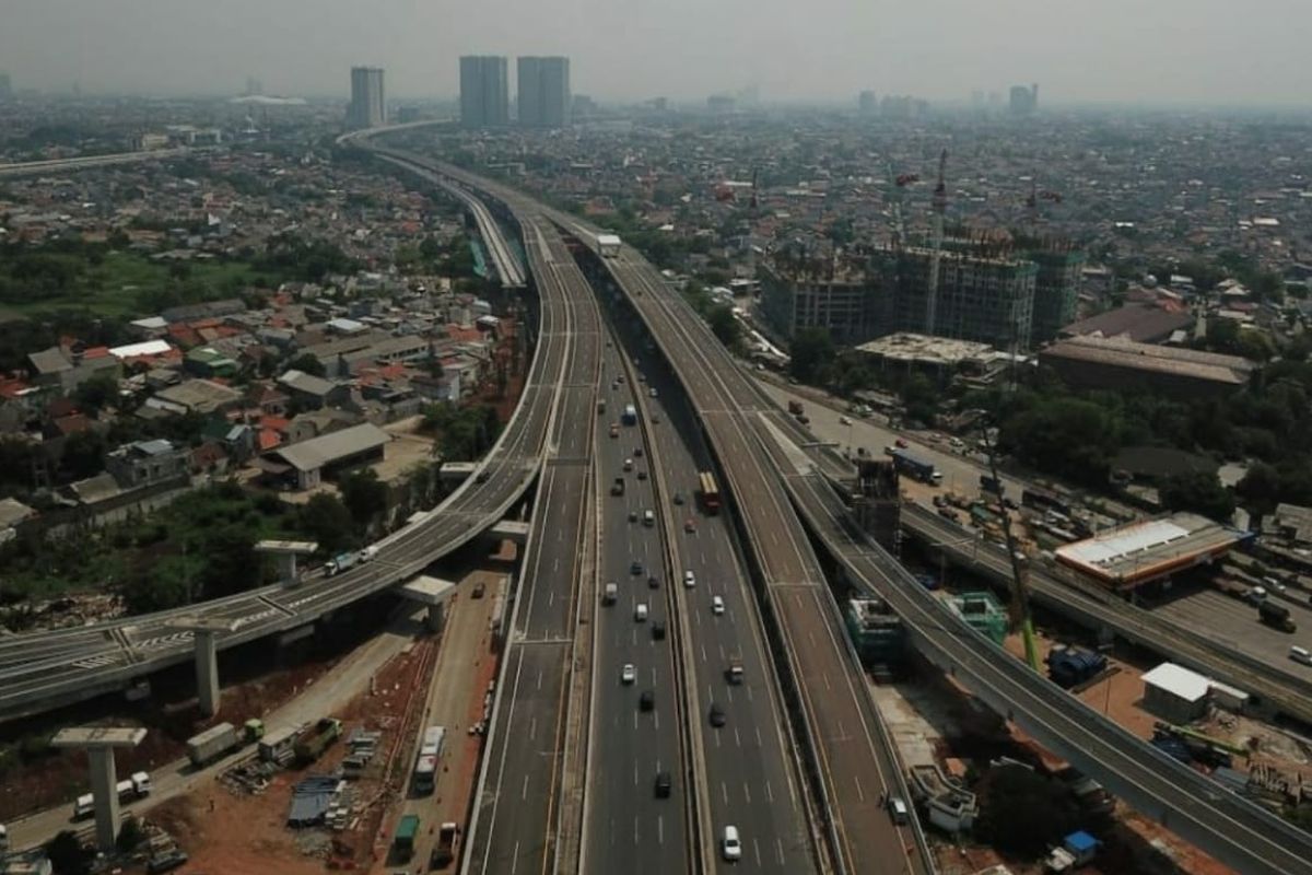 Penutupan sementara ini dalam rangka penggantian nama Jalan Tol Layang Jakarta-Cikampek (Japek) II Elevated yang telah diresmikan Presiden Joko Widodo (Jokowi) pada Desember 2019, serta merujuk Surat Izin Menteri PUPR Nomor BM.07.02-Mn/635, tanggal 8 April 2021.