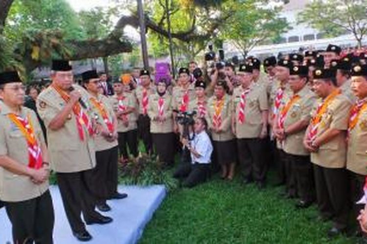 Presiden Susilo Bambang Yudhoyono bersama Ketua Kwarnas Gerakan Pramuka Adhyaksa Dault bersama para pengurus Kwarnas usai pelantikan di halaman Istana Negara, Senin (2/6/2014).