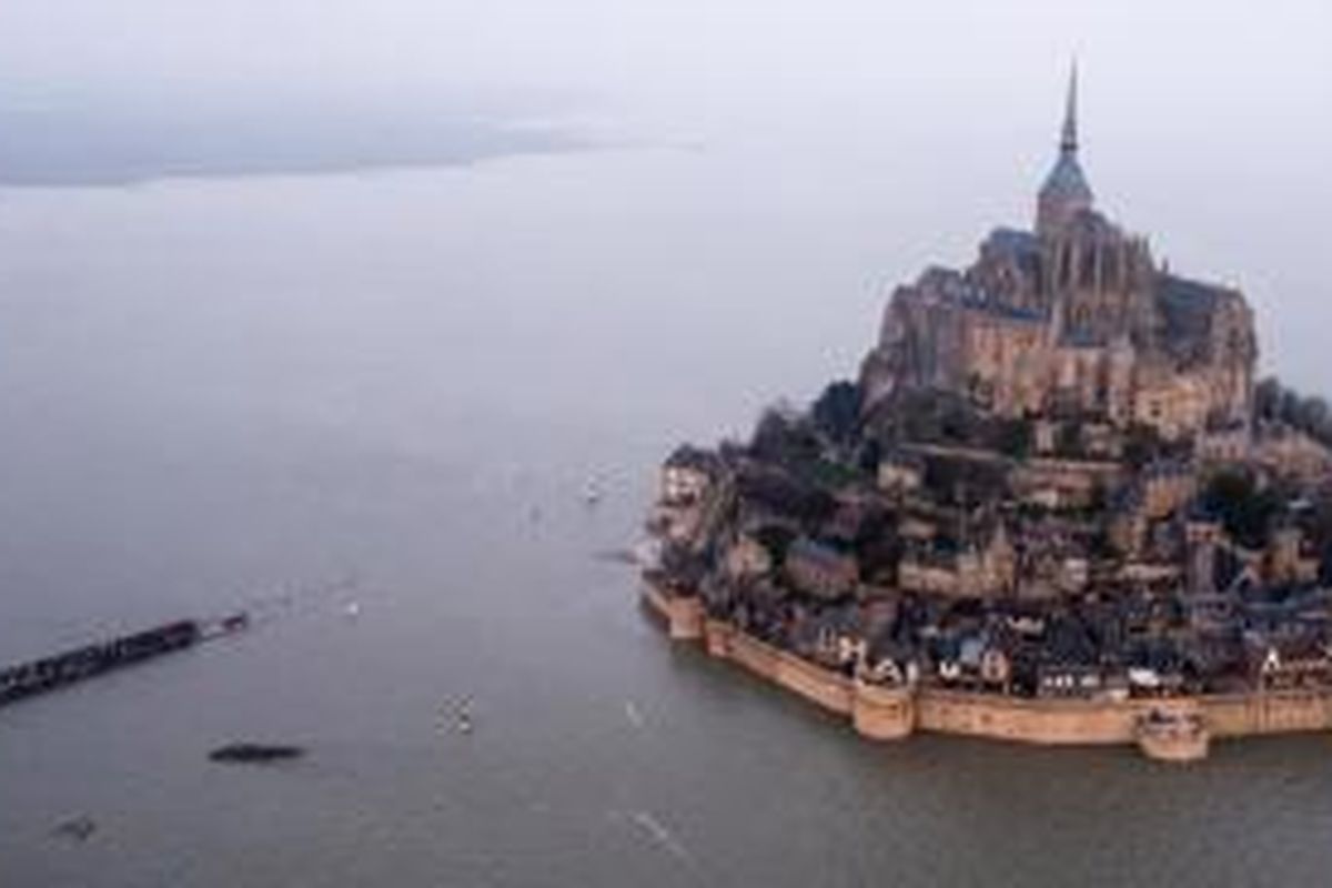 Bangunan Mont Saint-Michel menjadi sebuah pulau pada Sabtu (21/3/2015) akibat fenomena pasang langka. 