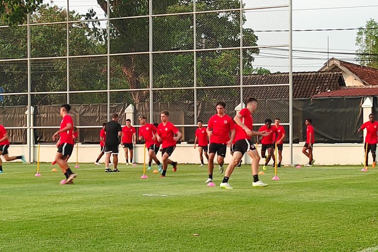 Para pemain timnas U17 Kanada saat melakoni latihan di Lapangan Sriwaru, Surakarta. Kanada akan melawan Spanyol pada matchday pertama Grup B Piala Dunia U17 2023 di Stadion Manahan, Solo, pada Jumat (10/11/2023) malam WIB.