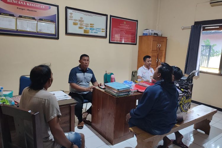 Jamaludin saat diminta keterangan di Mapolsek Kapongan.