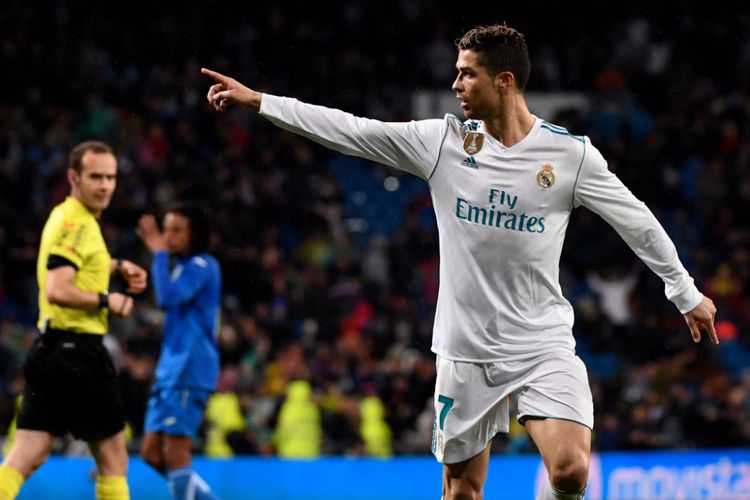 Cristiano Ronaldo merayakan gol ke-300 di La Liga saat Real Madrid menjamu Getafe di Stadion Santiago Bernabeu, Sabtu (3/3/2018).