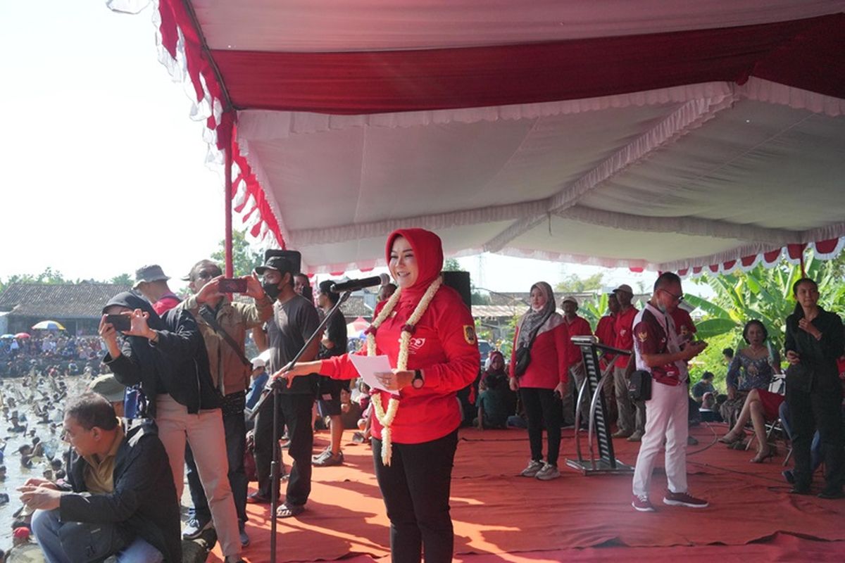 Bupati Klaten saat menghadiri Festival Memet Ikan di Desa Gemblegan, Klaten, Jawa Tengah, Minggu (21/7/2024). 