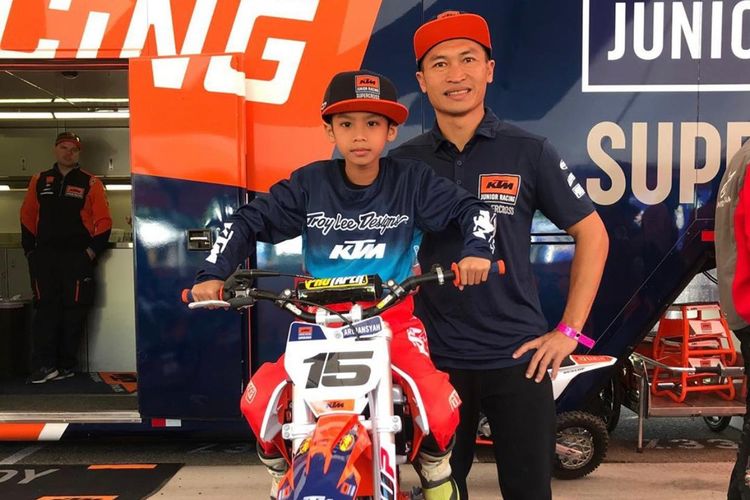 Salah satu crosser muda Indonesia, Ryan Devano Ardiansyah, baru saja mengikuti Kejuaraan AMA Supercross KTM Junior di San Diego, California, Amerika Serikat