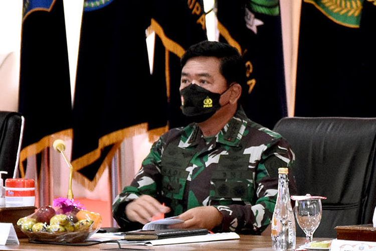 Panglima TNI Marsekal Hadi Tjahjanto saat mengikuti rapat koordinasi dengan Kapolri dan Gubernur Sumut di Medan.