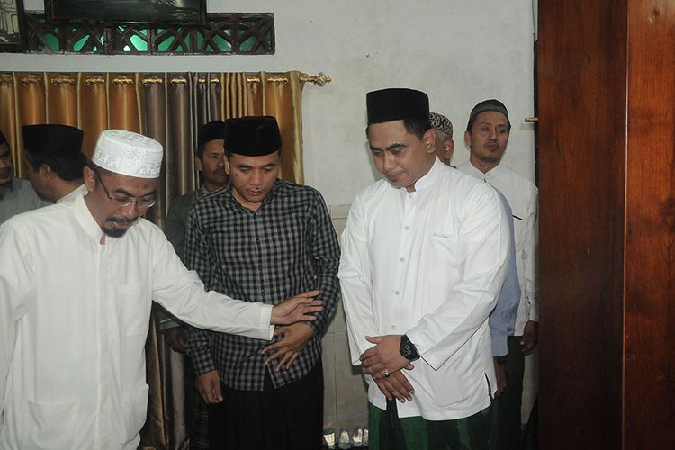 Gus Yasin, anak dari almarhum KH Maimoen Zubair (kanan) menerima sejumlah tamu yang bertakziah di rumah duka di Pondok Pesantren Al-Anwar di Sarang, Rembang, Jawa Tengah, Selasa (6/8/2019). Ulama karismatik NU KH Maimoen Zubair atau Mbah Moen meninggal dunia di Mekkah, Arab Saudi pada Selasa (6/8/2019) pagi waktu setempat.