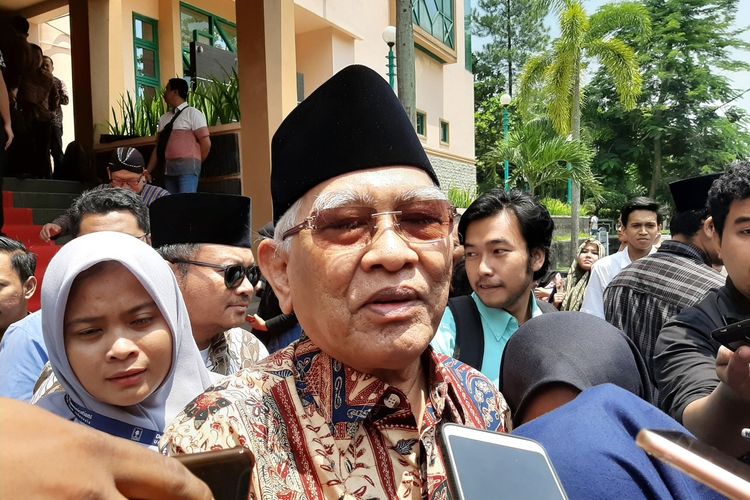 KH Mustofa Busri atau Gus Mus saat menemui wartawan usai menjadi narasumber acara dialog kebangsaaan di Universitas Islam Indonesia (UII), Selasa (14/01/2020)