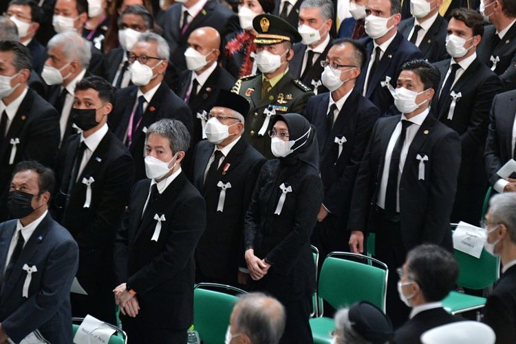 Wakil Presiden Ma'ruf Amin dan Ibu Wury Ma'ruf Amin menghadiri upacara pemakaman kenegaraan mantan Perdana Menteri Jepang Shinzo Abe di Nippon Budokan, Tokyo, Selasa (27/9/2022).