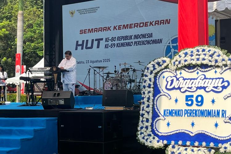 Menteri Koordinator Bidang Perekonomian Airlangga Hartarto saat memberikan sambutan di Perayaan HUT Kemenko Perekonomiandi Jakarta, Sabtu (23/8/2025).  