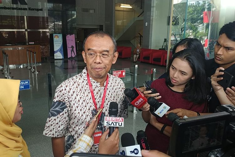 Sekretaris Kementerian Pemuda dan Olahraga (Sesmenpora) Gatot S Dewa Broto saat keluar dari Gedung Merah Putih KPK, Jakarta, Jumat (26/7/2019). 