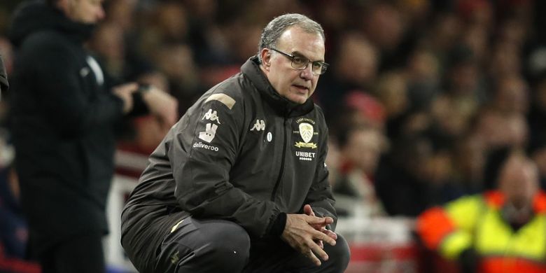 Pelatih Leeds United, Marcelo Bielsa, menyaksikan dari pinggir lapangan saat timnya menghadapi Arsenal di laga Piala FA, 6 Januari 2020.