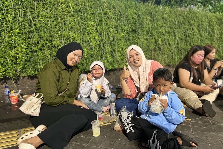 Potret Nur bersama tiga anak kala Kompas.com temui di Jakarta Light Festival, di Bundaran HI, Jakarta Pusat, Jumat (26/12/2025) malam. 