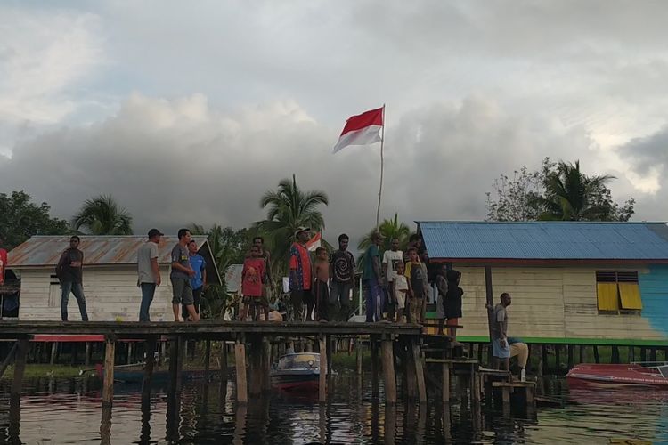 Warga di Kampung Erosaman, Distrik Derkoumur, Kabupaten Asmat, Papua, Kamis (24/3/2022).