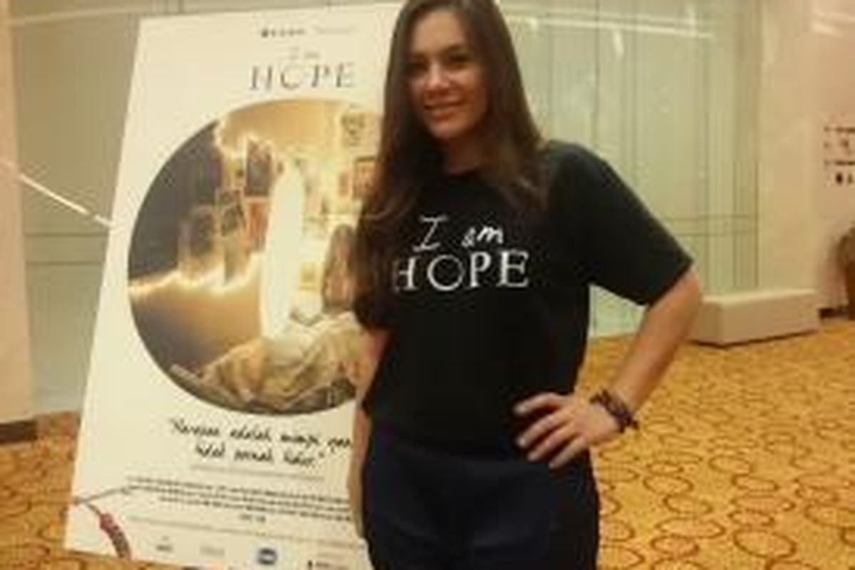 Wulan Guritno diabadikan usai peluncuran teaser poster 'I am Hope', di Ciputra Artpreneur, Jakarta Selatan, Senin (21/9/2015).