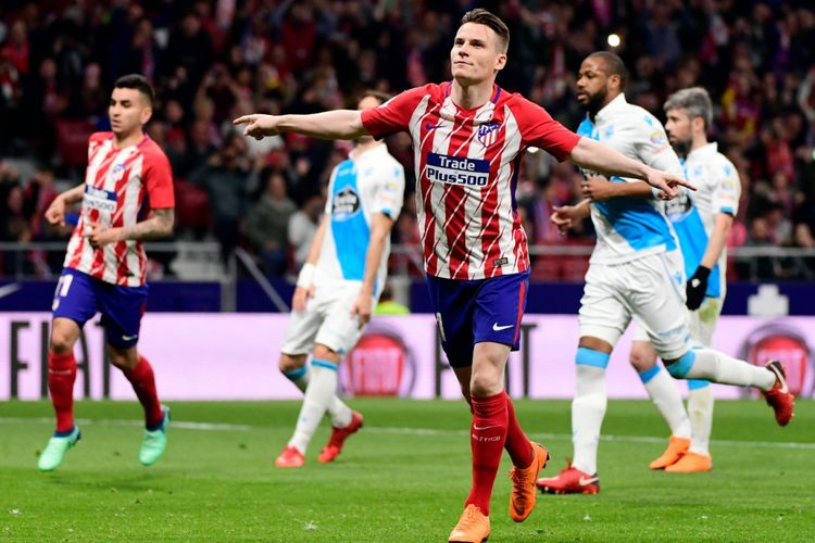 Kevin Gameiro merayakan gol Atletico Madrid ke gawang Deportivo La Coruna pada pertandingan La Liga di Stadion Wanda Metropolitano, Minggu (1/4/2018).