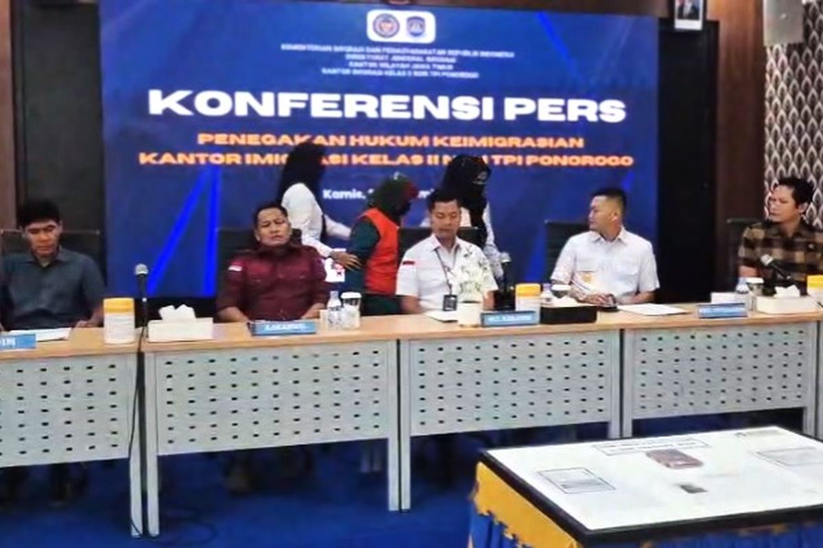 Kantor Imigrasi Kelas II Non TPI Ponorogo mendeportasi RBH (66), Warga Negara Asing (WNA) asal Malaysia. RBH melanggar aturan keimigrasian karena tidak memperpanjang izin tinggalnya saat berada di Ponorogo untuk menemui anaknya.