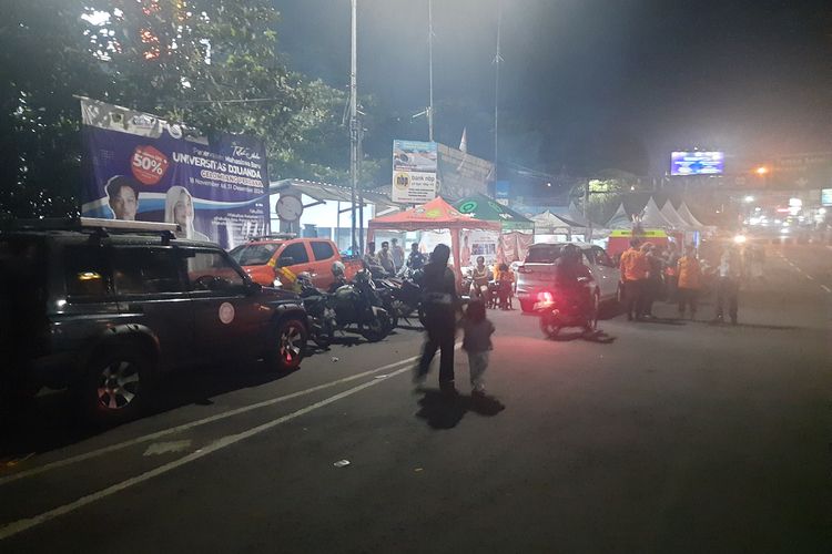 Anita bersama dua anaknya terpaksa berjalan kaki setelah tertahan saat penutupan arus kendaraan di jalur wisata Puncak, Bogor, Jawa Barat, Selasa (31/12/2024) pukul 11.00 WIB. Kini, mereka terpaksa merayakan tahun baru di rumahnya