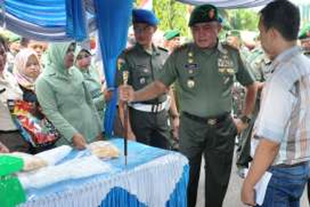 Pangdam I/BB Mayjen TNI Lodewyk Pusung didampingi Kasdam I/BB Brigjen TNI Widagdo Hendro Sukoco saat meninjau salah satu stand bazar murah di lapangan apel Makodam I/BB, Kamis (16/6/2016)