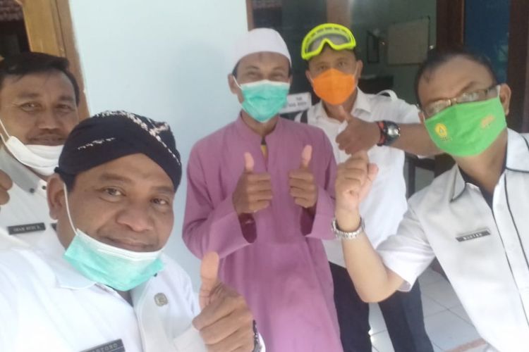 Kepala Dinas Kesehatan Kabupaten Brebes dr. Sartono dan jajarannya bersama R (40) yang baru saja dinyatakan sembuh dari Covid-19 di Gedung Islamic Center Brebes, Jawa Tengah, Rabu (24/6/2020)