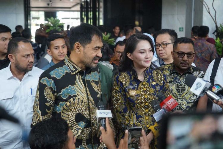 Gubernur Aceh, Muzakir Manaf (Mualem) bersama Gubernut Malut, Sherly Tjoanda Laos, memberikan keterangan pers usai menemui Menteri Keuangan Purbaya Yudhi Sadewa di Jakarta, Selasa (7/10/2025).