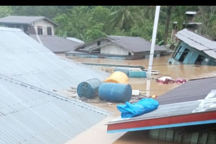 Kondisi banjir yang terjadi di perbatasan RI Malaysia di Kabupaten Nunukan Kaltara. Banjir rutin tahunan ini merupakan banjir kiriman dari Malaysia
