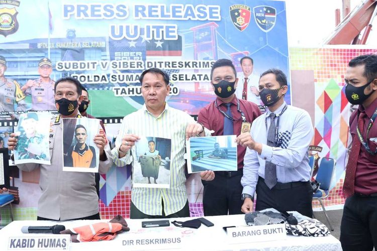 Polisi menunjukkan foto dua napi yang saat ini sedang menjalani masa hukuman di Lapas kota Prabumulih dan Lubuk Linggau, Kamis (3/9/2020). Kedua napi itu diketahui telah menyamar menjadi anggota TNI dan Polri untuk memeras para korban di media sosial.